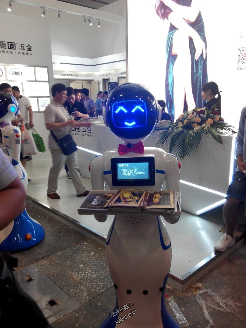 送餐機(jī)器人送外賣？快遞小哥做什么